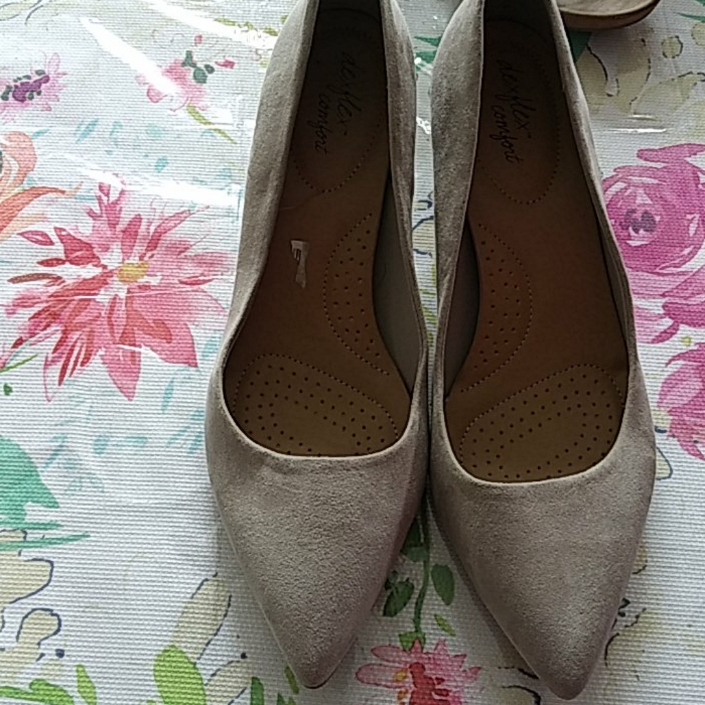Shoes - Picture 3 of 4